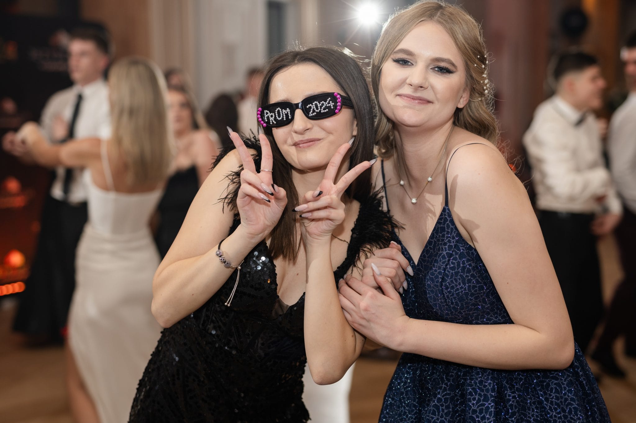 Maturzyści Zespołu Szkół nr 1 w Kraśniku tańczący polonez na studniówce 2024 w Rezydencji w Szczerym Polu - fotograf na studniówkę -fotograf Lublin