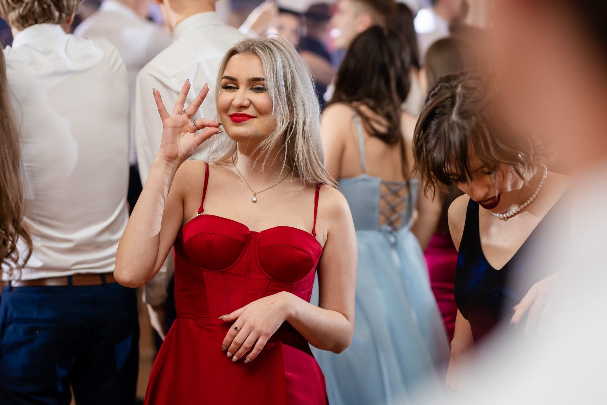 Maturzyści Zespołu Szkół nr 1 w Kraśniku tańczący polonez na studniówce 2024 w Rezydencji w Szczerym Polu - fotograf na studniówkę -fotograf Lublin
