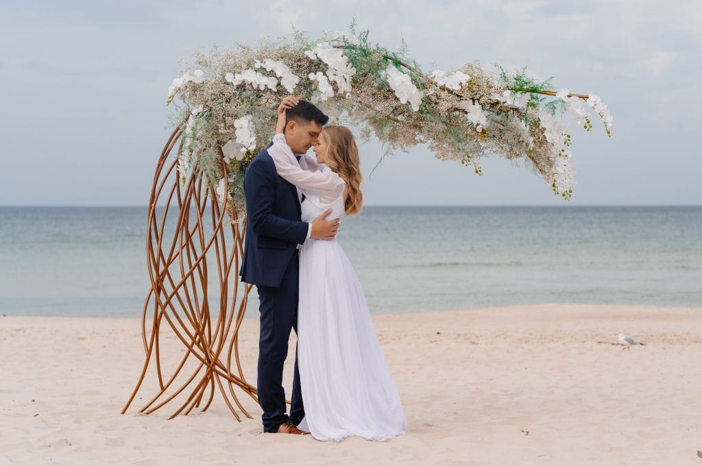 Para młoda w ślubnej sesji nad morzem - Natalia i Karol w kreacjach Me Love i Afrodyta przy Hotelu Havet