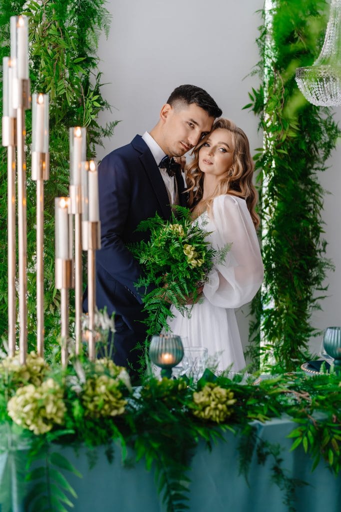 Elegancka sala weselna w Havet Hotel Resort & Spa, udekorowana kwiatami i delikatnym oświetleniem, stworzona na wyjątkowe przyjęcie weselne.