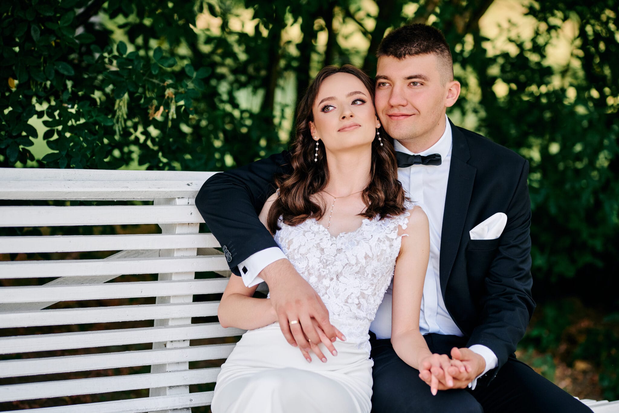 Para spacerująca ramię w ramię w otoczeniu zieleni i zabytkowych budowli. To ujęcie doskonale oddaje ich miłość i radość z tej wyjątkowej chwili. Słowa kluczowe: romantyczny spacer, zdjęcia plenerowe ślubne, fotograf Lublin.