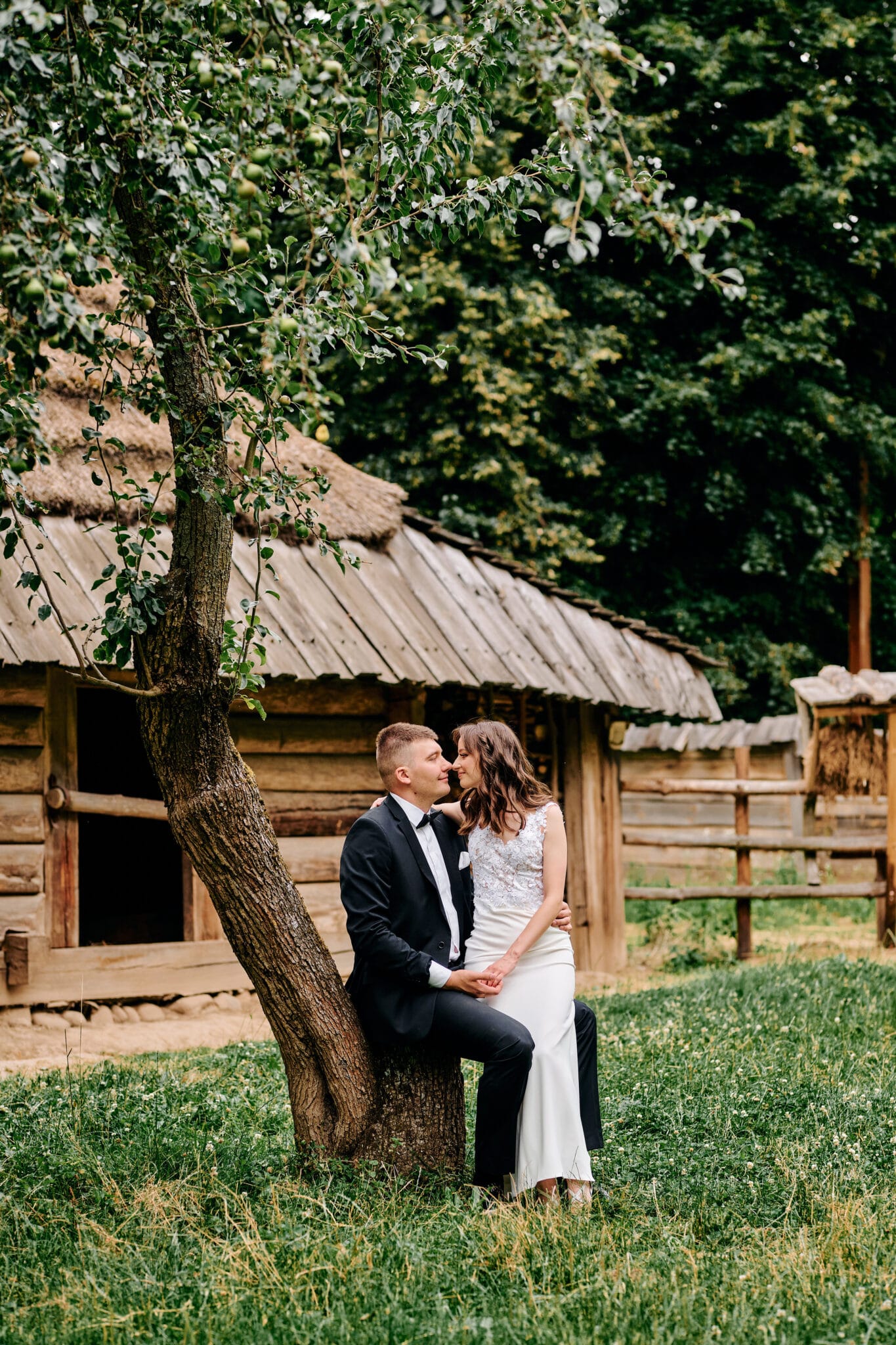 Spontaniczny kadr ukazujący szczery śmiech pary młodej, pełen autentyczności i radości. Słowa kluczowe: spontaniczne zdjęcia ślubne, naturalne emocje fotografia, sesja ślubna Lublin.