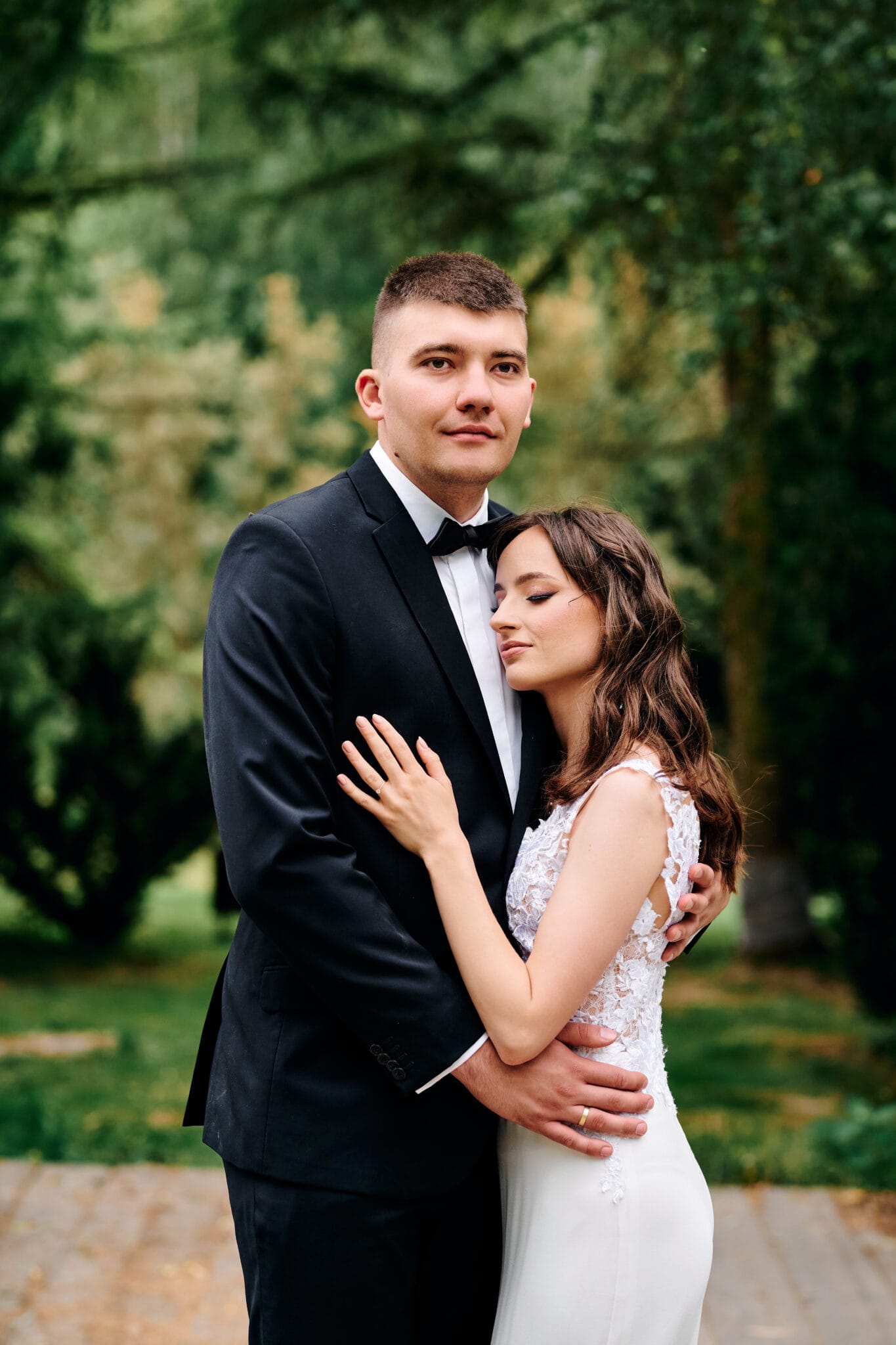 Zdjęcie Agaty i Radka wykonane podczas szybkiej sesji w dniu ślubu, w naturalnym świetle, które podkreśla wyjątkowość chwili. Słowa kluczowe: zdjęcia ślubne w dniu ślubu, naturalne światło fotografia, fotograf ślubny.