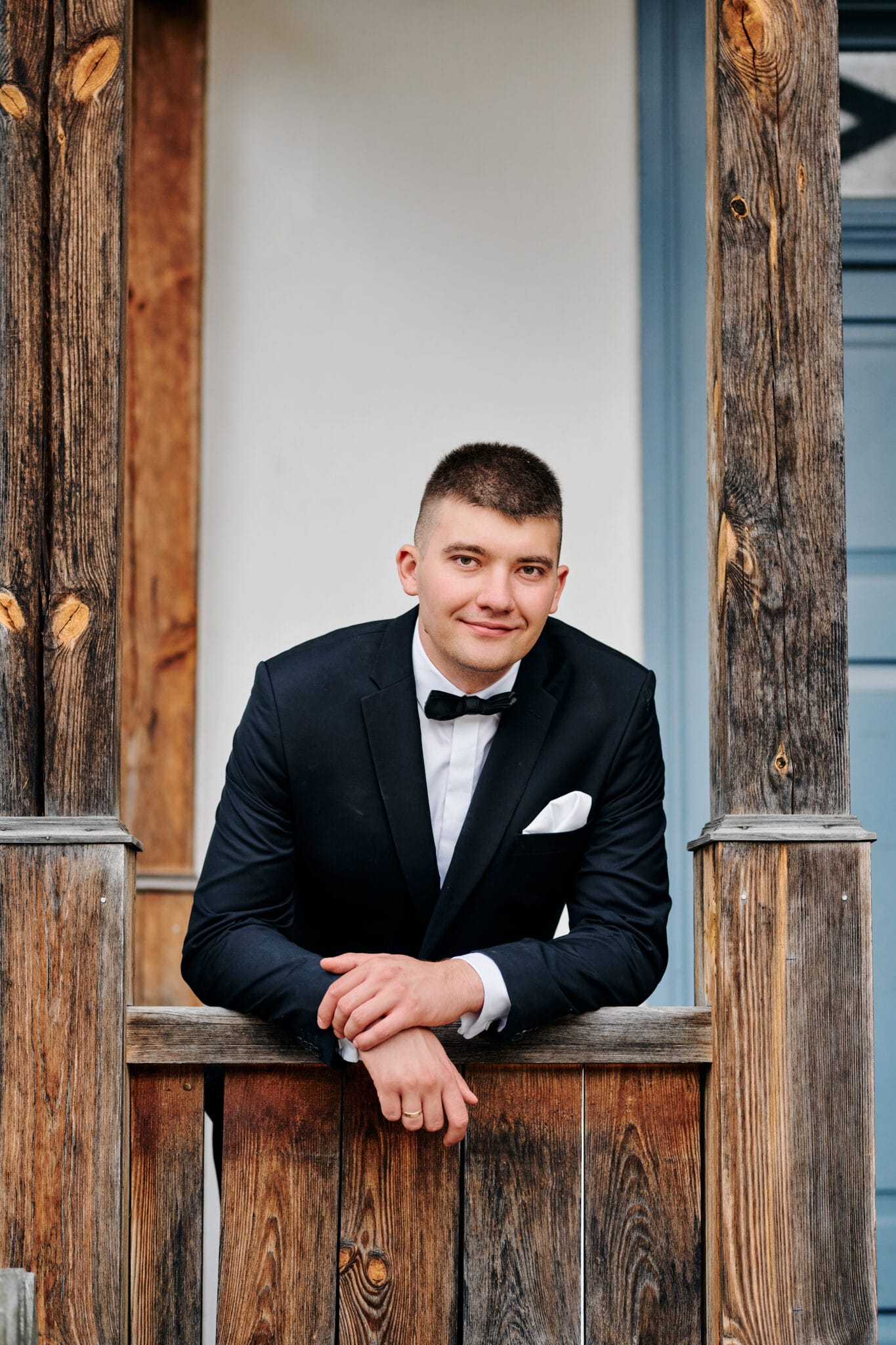 Agata i Radek na tle bujnej zieleni, spleceni w romantycznym objęciu. Idealne ujęcie podkreślające harmonię między parą a naturą. Słowa kluczowe: sesja ślubna w plenerze, romantyczne zdjęcia ślubne, zielona sceneria ślubna.