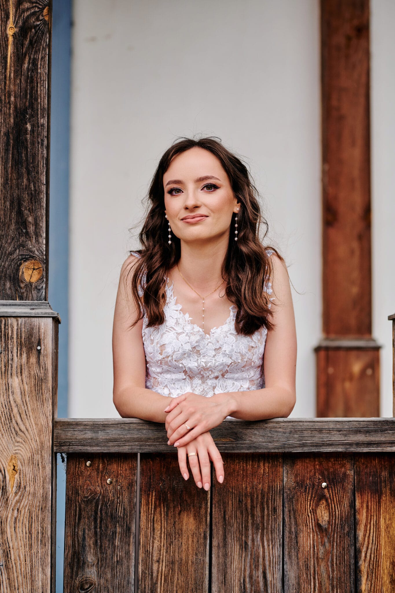 Agata i Radek na tle bujnej zieleni, spleceni w romantycznym objęciu. Idealne ujęcie podkreślające harmonię między parą a naturą. Słowa kluczowe: sesja ślubna w plenerze, romantyczne zdjęcia ślubne, zielona sceneria ślubna.