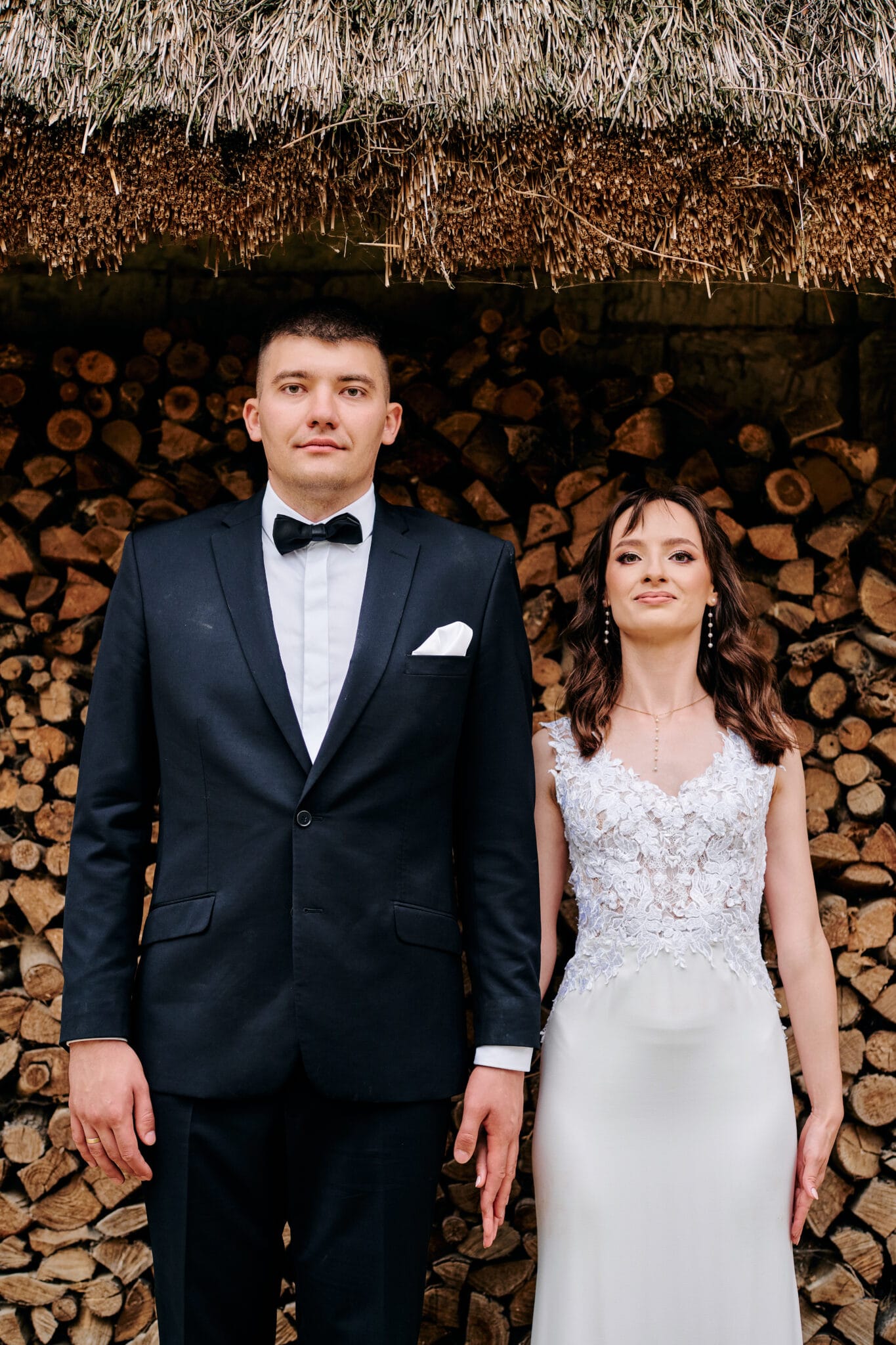 Agata i Radek na tle bujnej zieleni, spleceni w romantycznym objęciu. Idealne ujęcie podkreślające harmonię między parą a naturą. Słowa kluczowe: sesja ślubna w plenerze, romantyczne zdjęcia ślubne, zielona sceneria ślubna.