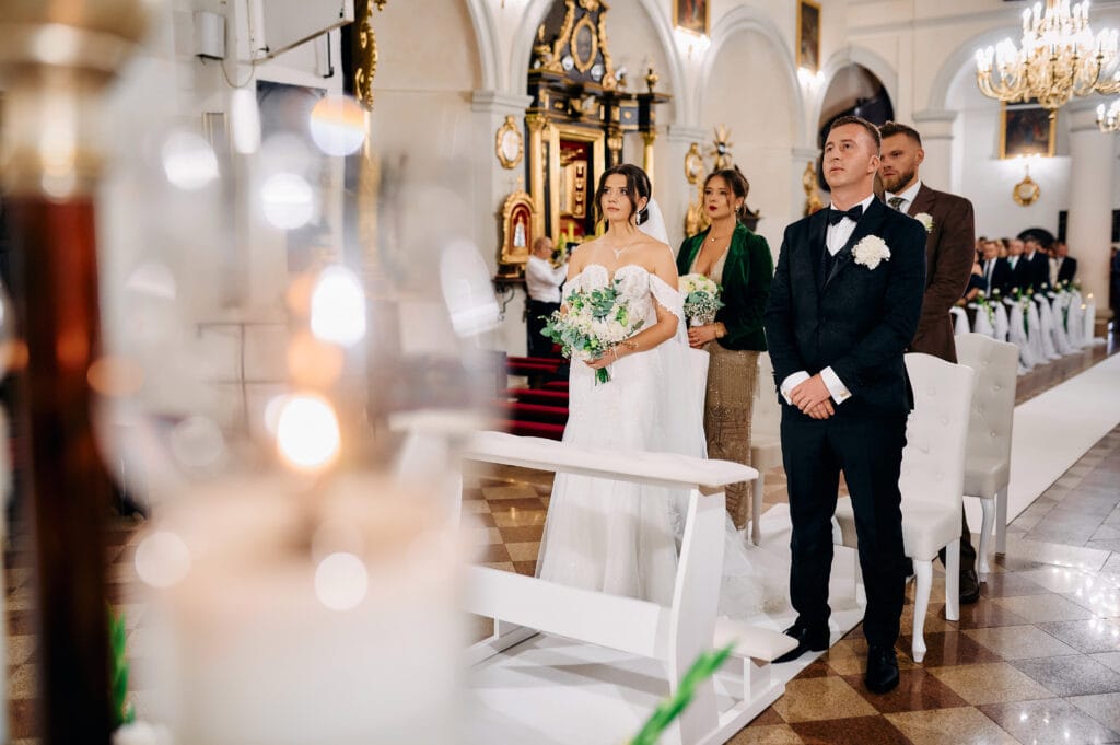 ażde zdjęcie, które tworzę jako fotograf Lublin, jest owocem mojej pasji, doświadczenia i głębokiego zrozumienia ludzkich emocji. Dla mnie fotografia to nie tylko rejestrowanie obrazu, ale przede wszystkim opowieść o chwilach, które kształtują nasze życie. Staram się uchwycić naturalność i autentyczność momentów – od czułych uścisków i radosnych spotkań rodzinnych, po intymne spojrzenia zakochanych, co czyni każdą fotografię unikalną i pełną emocji. Inspiruję się pięknem otaczającej mnie przyrody oraz urokiem małych miejscowości na Lubelszczyźnie, które nadają moim pracom wyjątkowy klimat. Jako fotograf Lublin kładę nacisk na indywidualne podejście do każdej sesji, dzięki czemu moje zdjęcia stają się nie tylko dokumentacją ważnych wydarzeń, ale także artystycznym zapisem ulotnych chwil. Zapraszam do przeglądania galerii – mam nadzieję, że moje zdjęcia, pełne szczerości i pasji, pozwolą Ci poczuć magię każdej chwili i zainspirują do celebrowania życia.