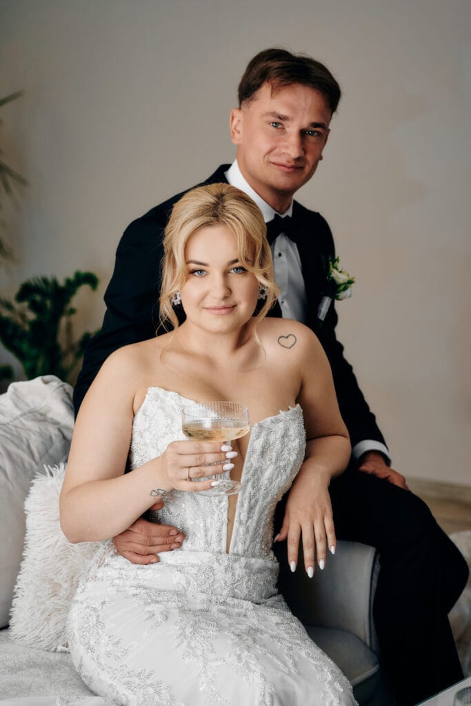 sesja ślubna. styl glamour. Fotograf ślubny Lublin – wzruszający moment błogosławieństwa rodziców w domu.