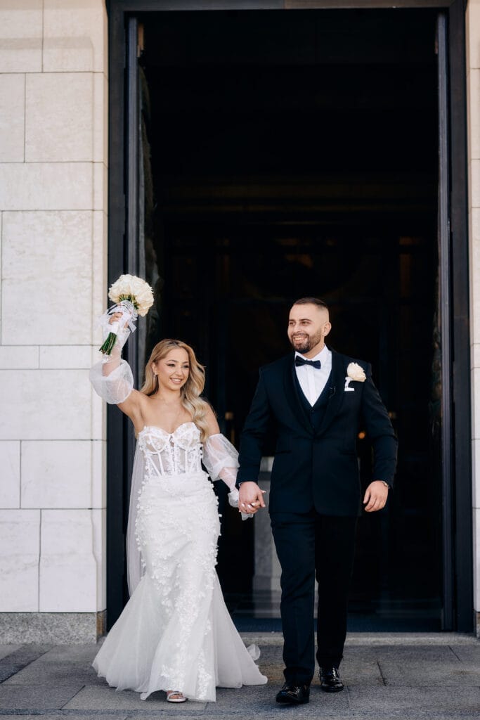 Ekskluzywna fotografia ślubna w stylu glamour, elegancka para młoda w luksusowych wnętrzach, reportaż ślubny premium Lublin - Fotograf ślubny Lublin – wzruszający moment błogosławieństwa rodziców w domu.
