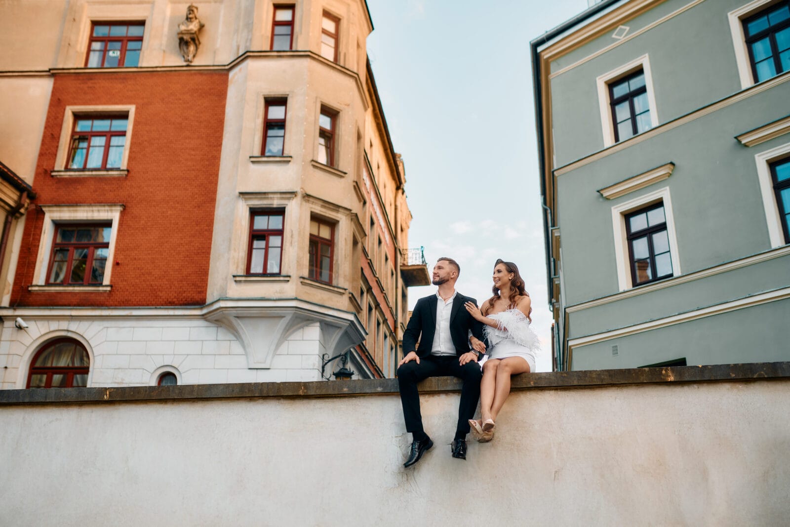 niepowtarzalne-reportaże-ślubne-Fotograf-ślubny-Lublin-Zamość-Łuków-Puławy-Opole-Lubelskie-Chełm-Lipsko-Zwoleń-Ostrowiec-Świętokrzyski-Kraków-i-cały-świat fajna stylowa sesja narzeczeńska. fajny pomysł jak się ubrać na sesje narzeczeńską. Biała fajna sukienka na sesje. fajnie ubrany mężczyzna na sesji.
