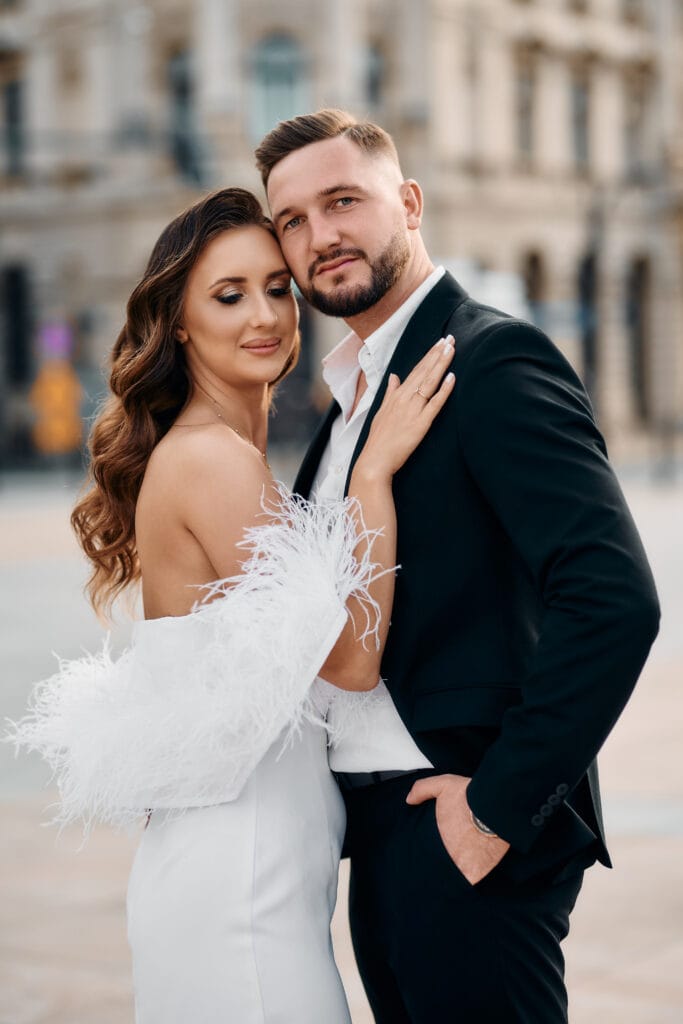 niepowtarzalne-reportaże-ślubne-Fotograf-ślubny-Lublin-Zamość-Łuków-Puławy-Opole-Lubelskie-Chełm-Lipsko-Zwoleń-Ostrowiec-Świętokrzyski-Kraków-i-cały-świat Sesja narzeczeńska w lublinie - Para narzeczona pozująca na tle nowoczesnej architektury i szklanych ścian CSK w Lublinie podczas sesji z PhotoWos.
