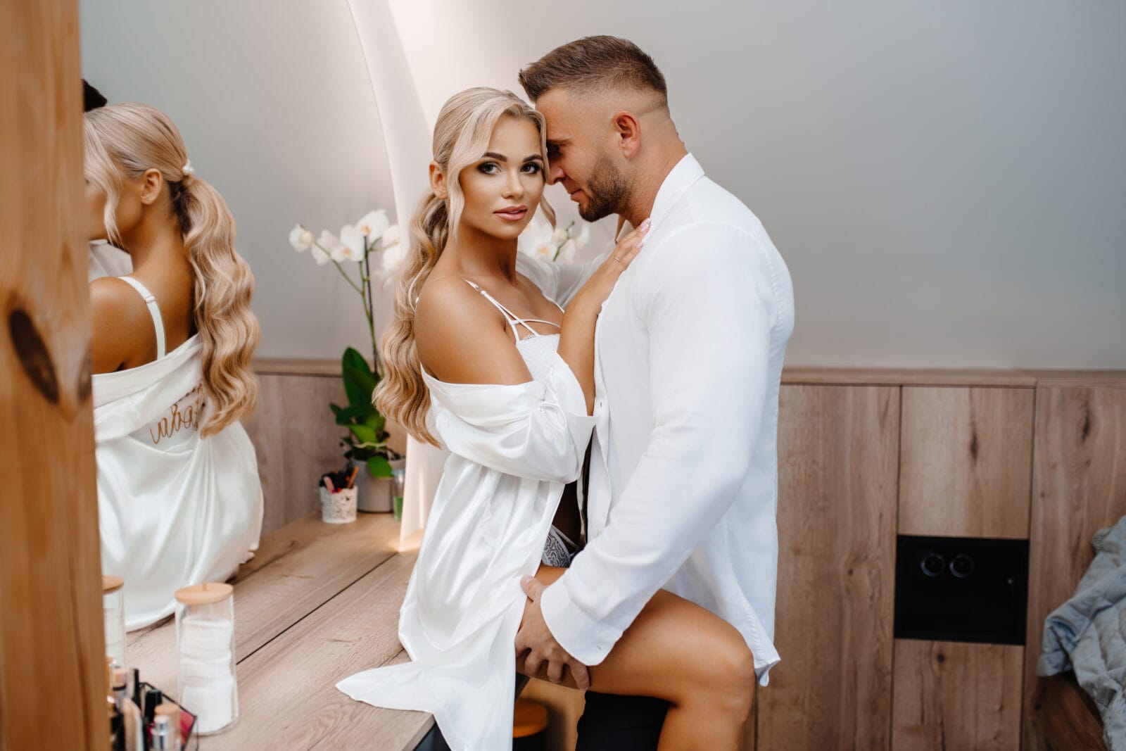 przygotowania podczas ślubu - fajna sesja w wykonaniu fotograf Zamość - piękna blondynka i przystojny Pan Młody tuż przed ślubem